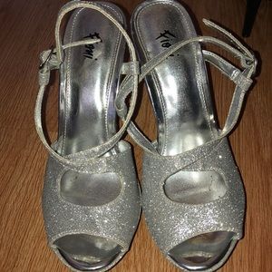 Silver Sparkle Fioni Heels Size 5.5 Women’s